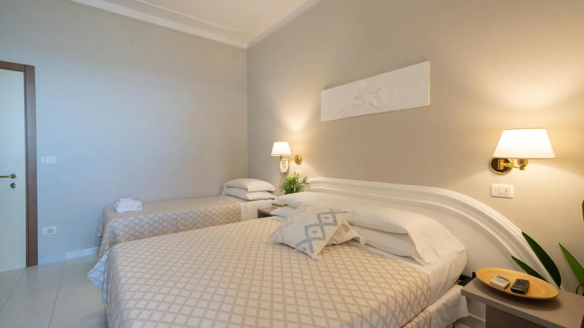 Hotel Continental Cattolica 3*,