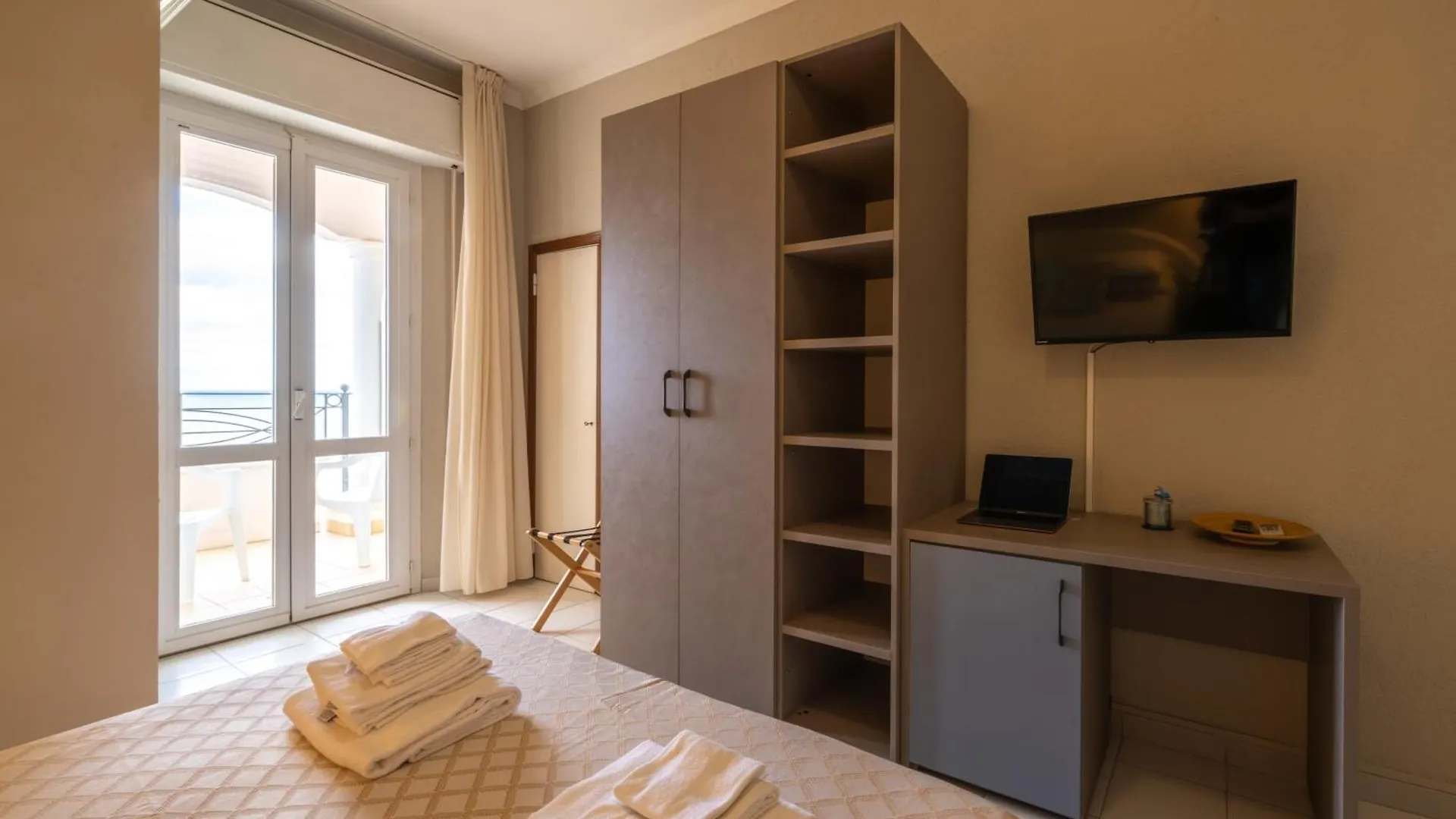 Hotel Continental Cattolica